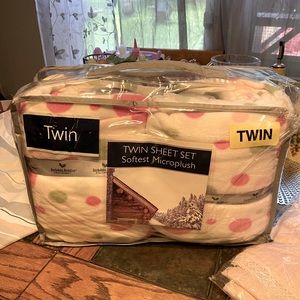 Twin size micro fleece sheet set.. polka dots